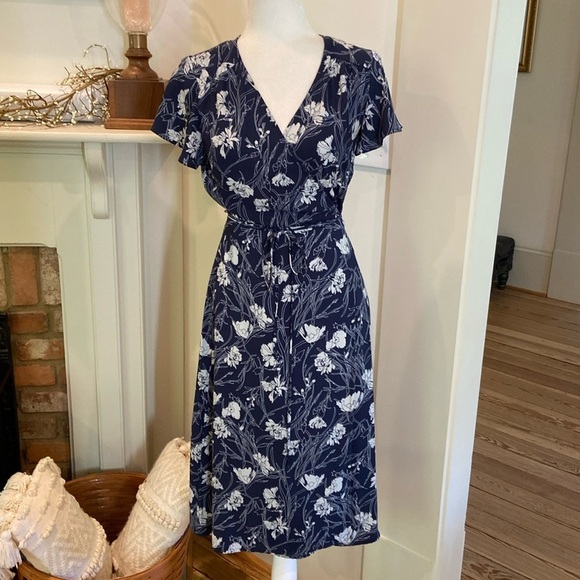 Leith Navy and White Floral Short Sleeve MIDI Wrap Dress Size Small - Picture 3 of 10